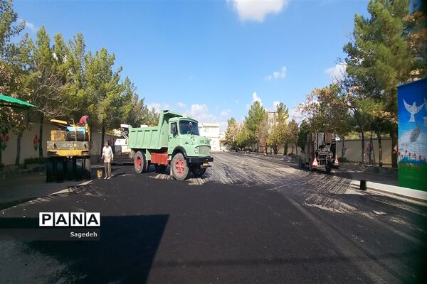 اجرای پروژه آسفالت و زیباسازی حیاط دبیرستان شاهد هاجر شهرستان کاشمر