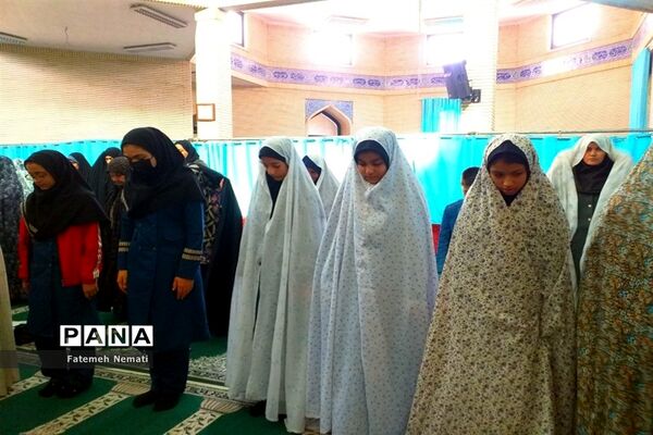 حضور دانش‌آموزان و فرهنگیان در نماز جمعه شهرستان ملارد