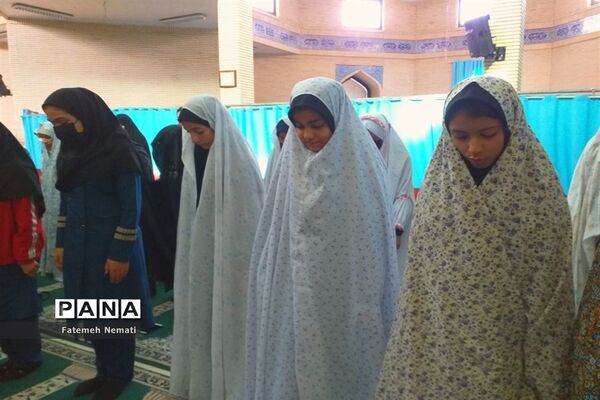 حضور دانش‌آموزان و فرهنگیان در نماز جمعه شهرستان ملارد
