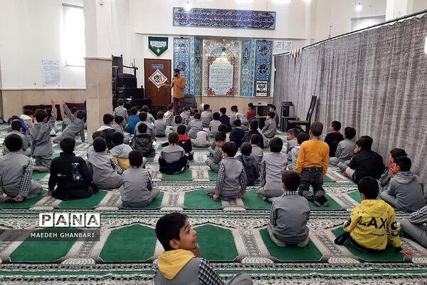 حضور دانش‌آموزان دبستان پسرانه ایثار شهرستان پردیس در نماز جماعت مدرسه