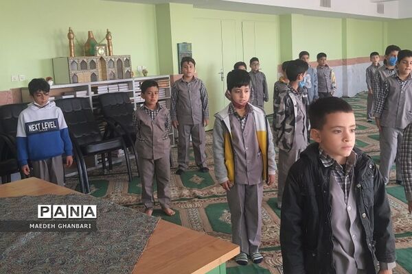 حضور دانش‌آموزان دبستان پسرانه ایثار شهرستان پردیس در نماز جماعت مدرسه