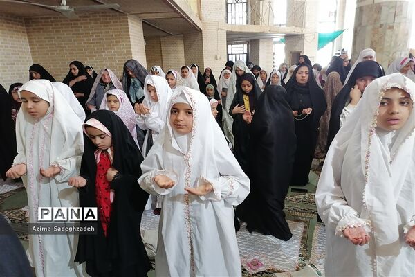حضور دانش‌آموزان  خاتم در نماز جمعه
