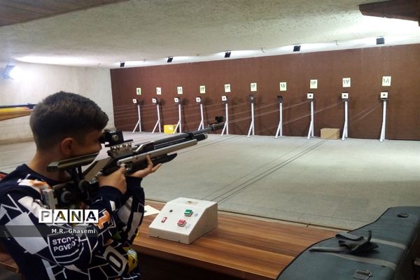 مسابقات تیراندازی دانش‌آموزی در قم