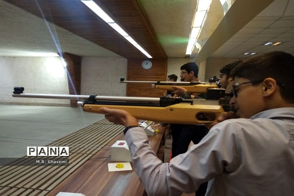 مسابقات تیراندازی دانش‌آموزی در قم