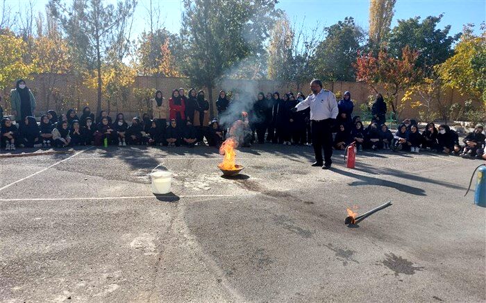 برگزاری مانور آتش نشانی  و پدافند غیرعامل در آموزشگاه دخترانه حضرت خدیجه(س) شهرستان گلپایگان