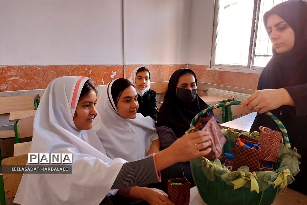 جلسه آموزش بهداشت دوران بلوغ در دبستان دخترانه قیام کهریزک