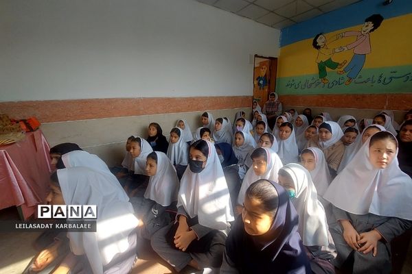 جلسه آموزش بهداشت دوران بلوغ در دبستان دخترانه قیام کهریزک