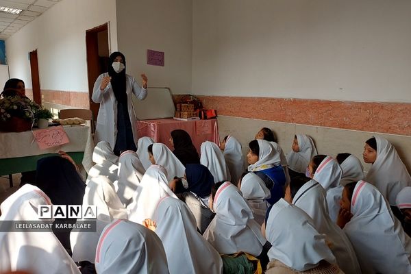 جلسه آموزش بهداشت دوران بلوغ در دبستان دخترانه قیام کهریزک