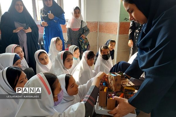 جلسه آموزش بهداشت دوران بلوغ در دبستان دخترانه قیام کهریزک