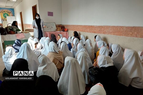 جلسه آموزش بهداشت دوران بلوغ در دبستان دخترانه قیام کهریزک