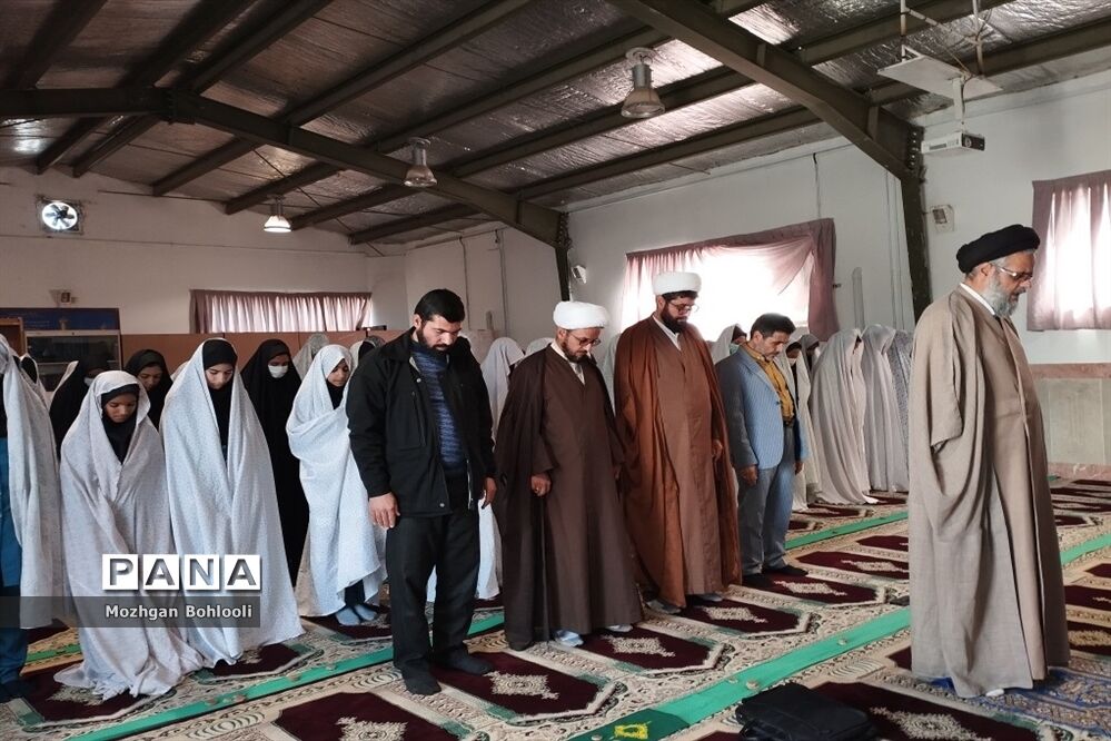 برگزاری نماز جماعت در دبیرستان دخترانه رضوانه شاهبیکی سربیشه