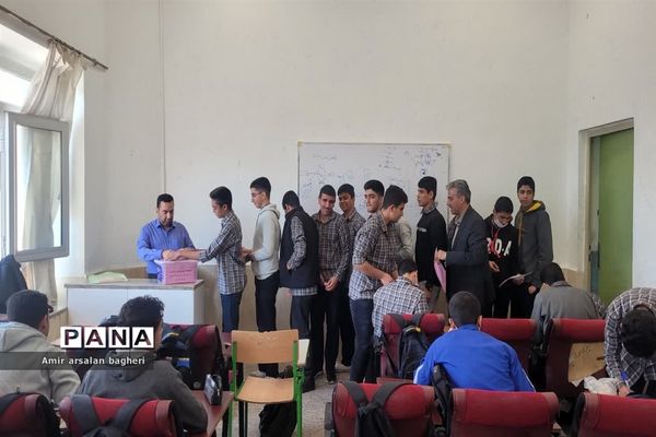 مشق دموکراسی دانش‌آموزان دبیرستان نمازی شیراز