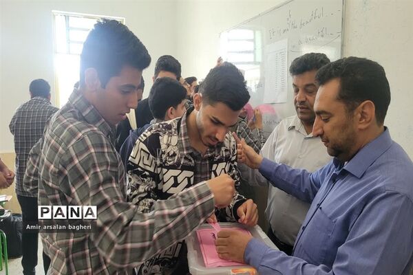 مشق دموکراسی دانش‌آموزان دبیرستان نمازی شیراز