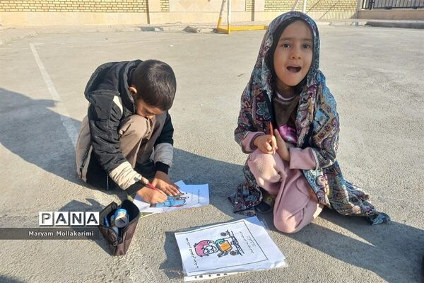 نقاشی همگانی با موضوع کتاب و کتابخوانی در مدرسه امام رضا(ع)