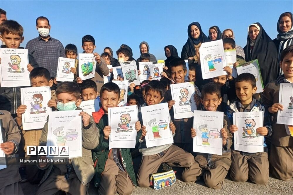 نقاشی همگانی با موضوع کتاب و کتابخوانی در مدرسه امام رضا(ع)