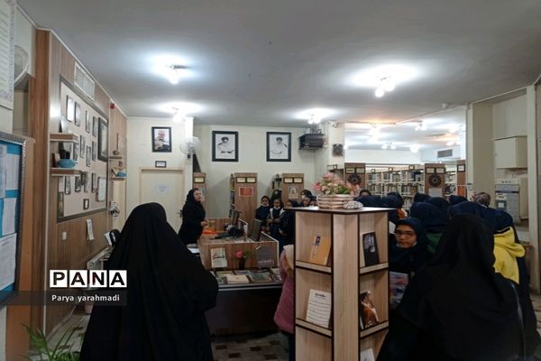 بازدید از کتابخانه ولیعصر شهرستان ورامین به‌مناسبت روز کتاب و کتابخوانی و کتابدار