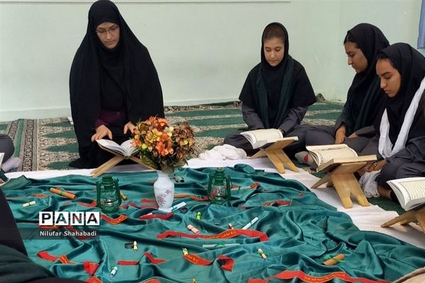 برپایی نماز نور چشم من و محفل انس با قرآن دردبیرستان عصمت صفادشت