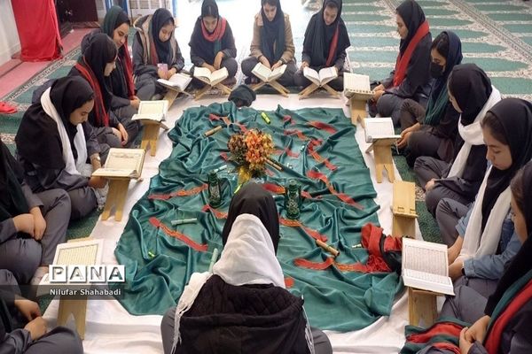 برپایی نماز نور چشم من و محفل انس با قرآن دردبیرستان عصمت صفادشت
