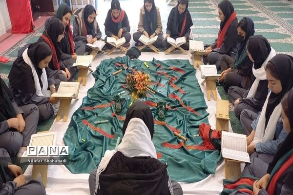 برپایی نماز نور چشم من و محفل انس با قرآن دردبیرستان عصمت صفادشت