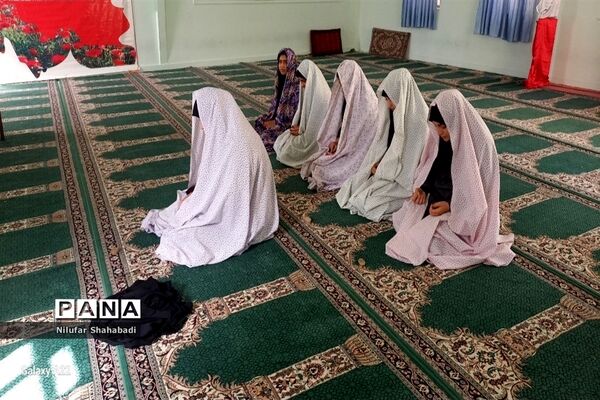 برپایی نماز نور چشم من و محفل انس با قرآن دردبیرستان عصمت صفادشت