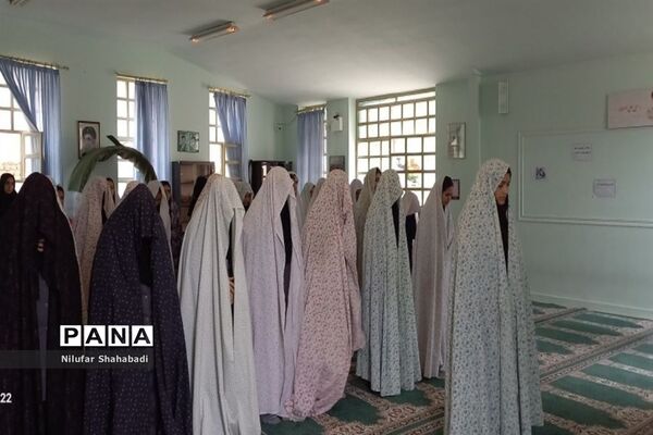 برپایی نماز نور چشم من و محفل انس با قرآن دردبیرستان عصمت صفادشت