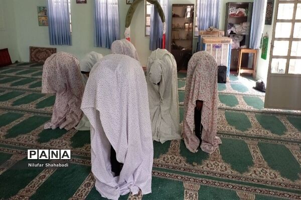 برپایی نماز نور چشم من و محفل انس با قرآن دردبیرستان عصمت صفادشت