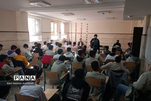 نشست صمیمی امام جمعه بخش رودهن با دانش‌آموزان هنرستان آیت الله رفسنجانی رودهن‌