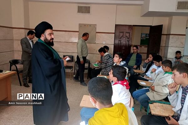 نشست صمیمی امام جمعه بخش رودهن با دانش‌آموزان هنرستان آیت الله رفسنجانی رودهن‌