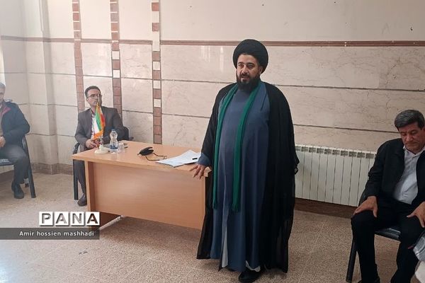 نشست صمیمی امام جمعه بخش رودهن با دانش‌آموزان هنرستان آیت الله رفسنجانی رودهن‌