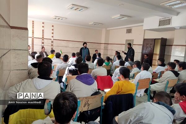 نشست صمیمی امام جمعه بخش رودهن با دانش‌آموزان هنرستان آیت الله رفسنجانی رودهن‌