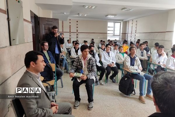 نشست صمیمی امام جمعه بخش رودهن با دانش‌آموزان هنرستان آیت الله رفسنجانی رودهن‌