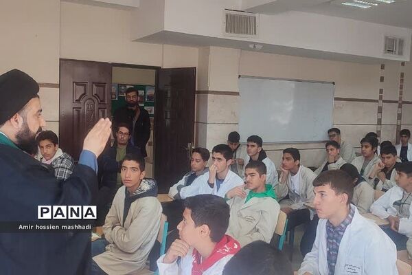 نشست صمیمی امام جمعه بخش رودهن با دانش‌آموزان هنرستان آیت الله رفسنجانی رودهن‌