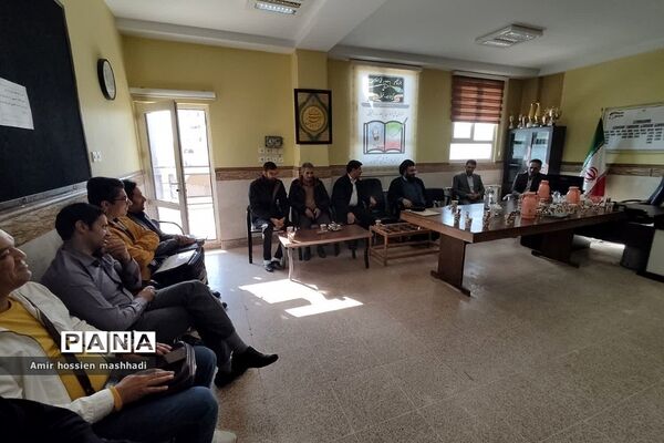 نشست صمیمی امام جمعه بخش رودهن با دانش‌آموزان هنرستان آیت الله رفسنجانی رودهن‌