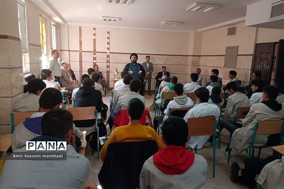 نشست صمیمی امام جمعه بخش رودهن با دانش‌آموزان هنرستان آیت الله رفسنجانی رودهن‌