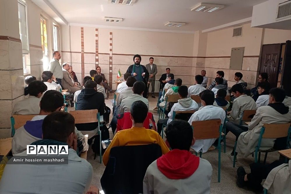 نشست صمیمی امام جمعه بخش رودهن با دانش‌آموزان هنرستان آیت الله رفسنجانی رودهن‌