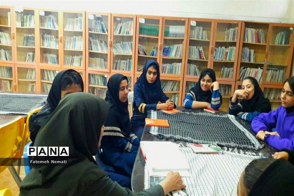 طرح نشست کتاب‌خوانی در دبیرستان دخترانه شایستگان ملارد به‌مناسبت هفته کتاب و کتاب‌خوانی