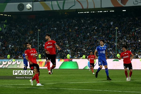 دیدار تیم‌های استقلال تهران و تراکتورسازی تبریز