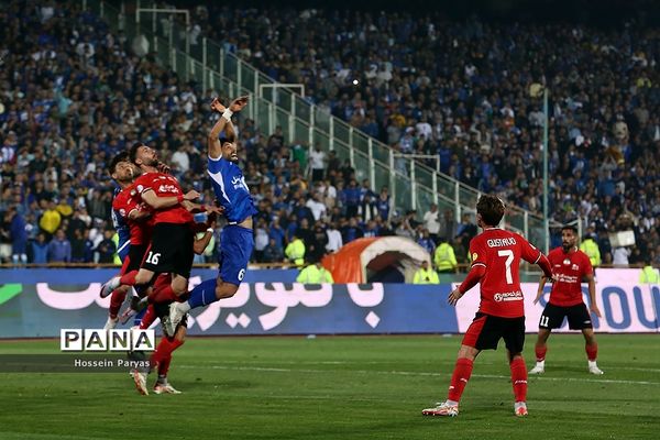 دیدار تیم‌های استقلال تهران و تراکتورسازی تبریز