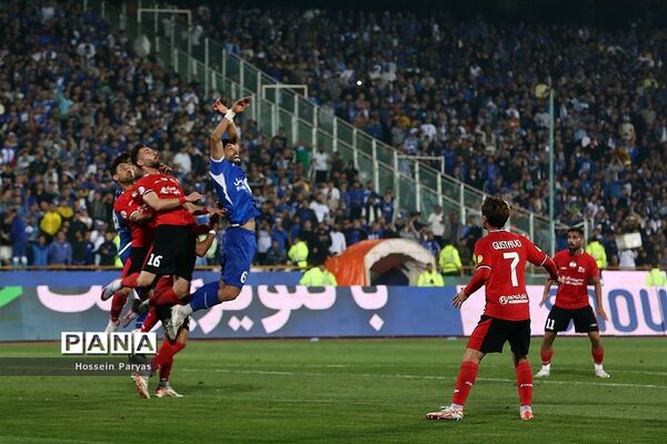 دیدار تیم‌های استقلال تهران و تراکتورسازی تبریز