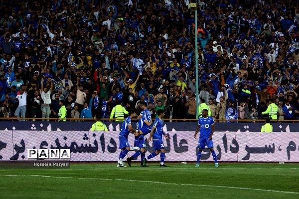 دیدار تیم‌های استقلال تهران و تراکتورسازی تبریز