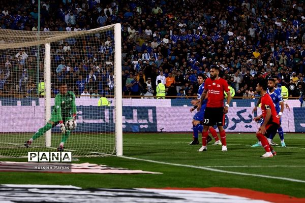 دیدار تیم‌های استقلال تهران و تراکتورسازی تبریز