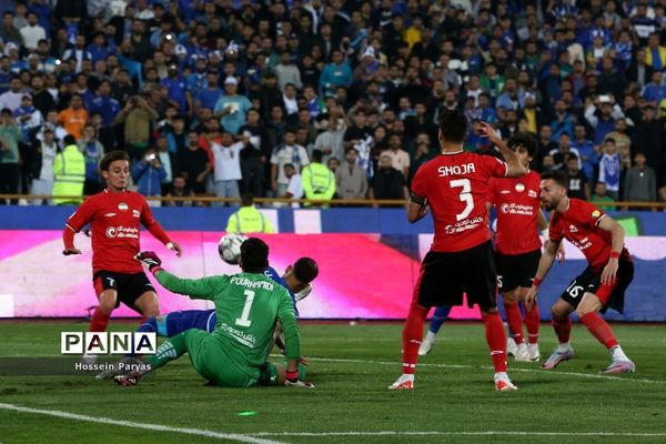 دیدار تیم‌های استقلال تهران و تراکتورسازی تبریز