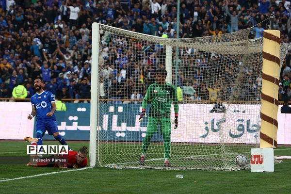 دیدار تیم‌های استقلال تهران و تراکتورسازی تبریز