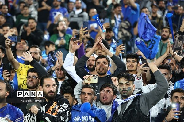 دیدار تیم‌های استقلال تهران و تراکتورسازی تبریز