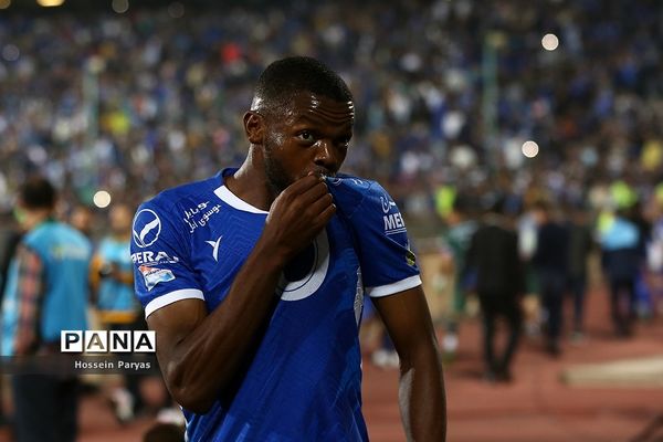 دیدار تیم‌های استقلال تهران و تراکتورسازی تبریز