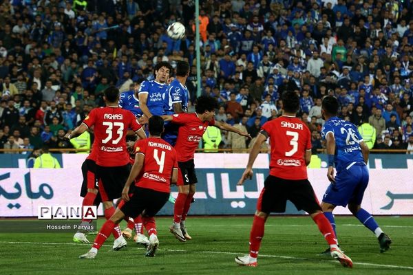 دیدار تیم‌های استقلال تهران و تراکتورسازی تبریز