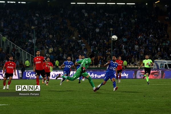 دیدار تیم‌های استقلال تهران و تراکتورسازی تبریز