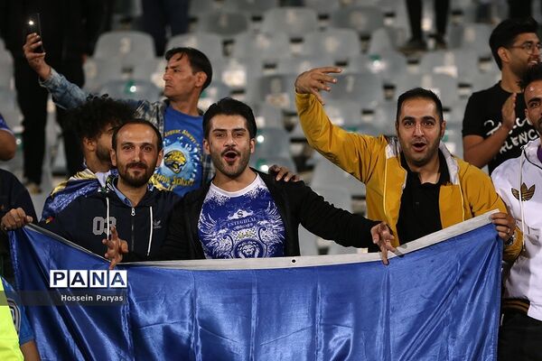 دیدار تیم‌های استقلال تهران و تراکتورسازی تبریز
