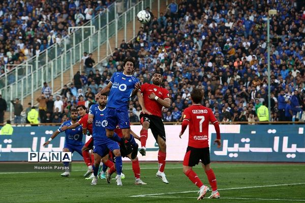 دیدار تیم‌های استقلال تهران و تراکتورسازی تبریز