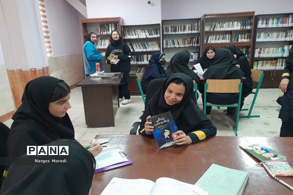 اولین نشست کتاب‌خوانی در دبیرستان استعداد درخشان شهدای مدافع حرم ملارد